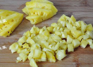 5、傻白甜式快手早餐：菠萝虾仁披萨 ,菠萝切成小丁。