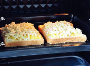 9、傻白甜式快手早餐：菠萝虾仁披萨 ,放入烤箱，上火195度，下火190度，烤8分钟即可。