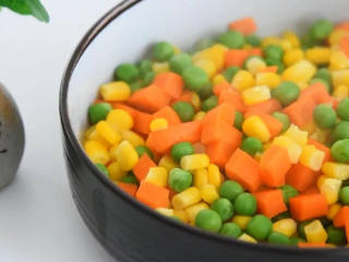 1、好吃又好看的黄瓜色拉卷，一学就会，还不快来试试,蔬菜粒开水焯熟，捞出备用。