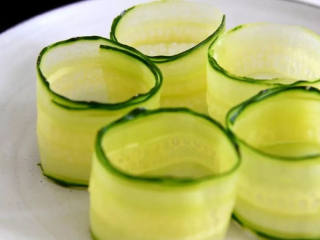 2、好吃又好看的黄瓜色拉卷，一学就会，还不快来试试,卷起呈圆筒状。