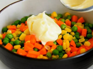 3、好吃又好看的黄瓜色拉卷，一学就会，还不快来试试,往蔬菜粒里倒入色拉酱。