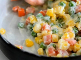 4、好吃又好看的黄瓜色拉卷，一学就会，还不快来试试,蔬菜粒与色拉搅拌均匀。