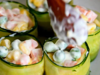 5、好吃又好看的黄瓜色拉卷，一学就会，还不快来试试,将蔬菜粒盛入黄瓜卷，即可。