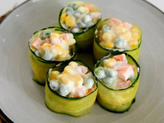 6、好吃又好看的黄瓜色拉卷，一学就会，还不快来试试,清新爽朗的黄瓜色拉卷。