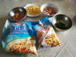 1、汉堡包披萨,准备好材料，火腿肠，培根，香葱切小粒，烤箱200度预热10分钟。