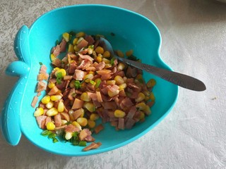 3、汉堡包披萨,放入香葱粒搅拌均匀。