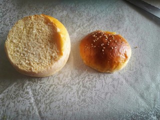 4、汉堡包披萨,汉堡包坯子分成上下两半，上面少一点。