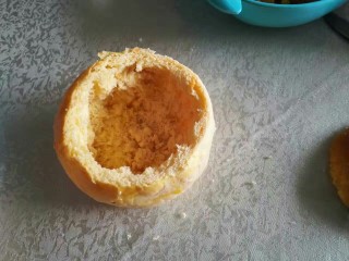 5、汉堡包披萨,中间掏空备用。