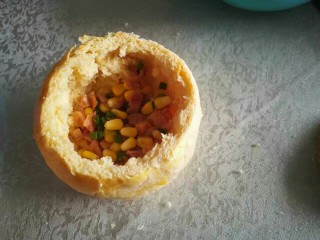 6、汉堡包披萨,放入玉米粒，香葱，培根，火腿肠。