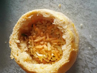 7、汉堡包披萨,放入马苏里拉。