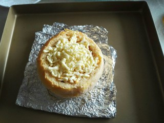 9、汉堡包披萨,放入三能金烤盘里面。