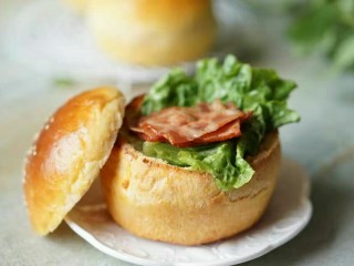 13、汉堡包披萨,下面垫一片生菜，将培根放在上面，搭配纯牛奶和酸奶，是小朋友早餐不错的选择。