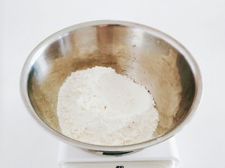 1、懒人凉皮,称好面粉！