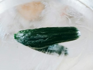 7、懒人凉皮,用黄瓜蒂抹匀！(省洗刷子了)