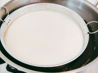 9、懒人凉皮,面糊盖满锣面，放在开水锅里。