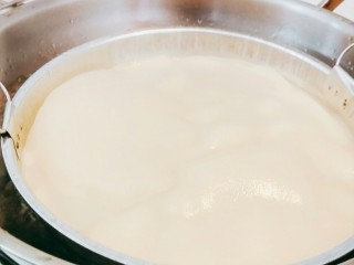 11、懒人凉皮,揭开锅盖，看见鼓大包了，说明面皮蒸熟了！