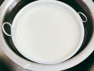 12、懒人凉皮,放在凉水盆里，是浮在水面上，快速冷却！