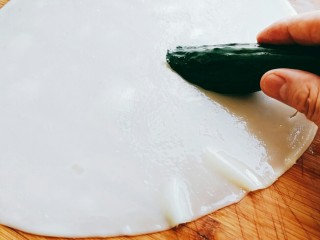 15、懒人凉皮,面皮上刷点油，再扣第二张。