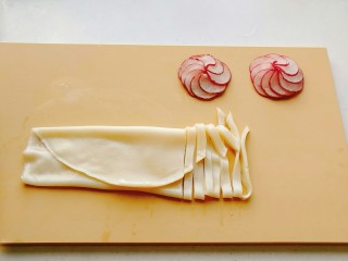 16、懒人凉皮,折叠一下，切成条状！