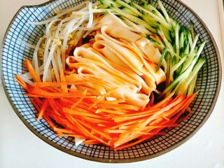 20、懒人凉皮,浇在面皮上就可以开吃了！