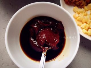 1、韩式焗饭,韩国辣椒酱和生抽1:1调合。