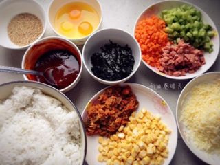 2、韩式焗饭,海苔剪成丝备用，马苏里刨丝备用。（家中马苏里所剩不多，多放一点会更好吃）胡萝卜、黄瓜、火腿肠切丁，辣白菜切丝，玉米取粒。