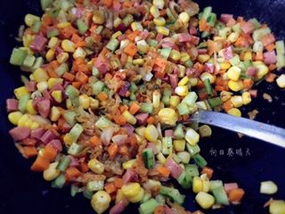 3、韩式焗饭,锅中倒底油，依次下胡萝卜、玉米、火腿、辣白菜、黄瓜翻炒一下。盛出备用。