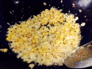 4、韩式焗饭,锅中倒适量油烧热，倒入鸡蛋煎炒，用锅铲将蛋切碎煎香。