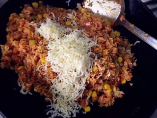 6、韩式焗饭,关火，放马苏里拌一下。