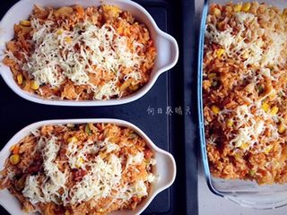 7、韩式焗饭,盛在焗饭碗中，表层撒马苏里。图片马苏里太少了，大家有多的话可以多放一些。