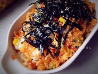 9、韩式焗饭,撒上海苔丝及白芝麻即可！超级好吃～如果你不要放那么多的辣椒酱和生抽，请记得加适量食盐哦!
