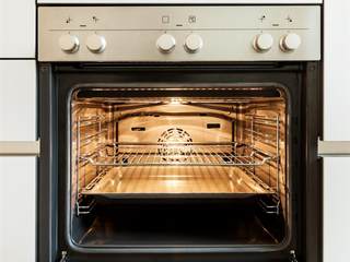 1、玛格丽特披萨,把烤盘底朝上放进烤箱；烤箱开到最高温度，预热30分钟。