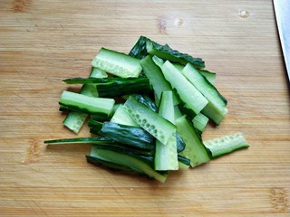 6、凉拌木耳腐竹,黄瓜切片。