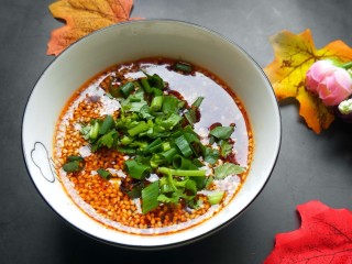 18、凉拌木耳腐竹,放香菜，香葱，搅拌均匀。