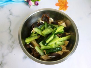 19、凉拌木耳腐竹,木耳腐竹，黄瓜放入碗中。