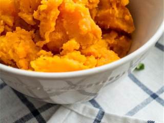 1、意大利式南瓜菠菜玉米饼披萨,预热烤箱至205摄氏度；烤盘上喷上椰子油防粘；栗子南瓜切开去籽，肉朝下，每面都烤一烤，大约需要40-45分钟，到南瓜熟透且肉质柔软。