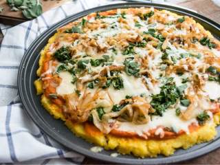 7、意大利式南瓜菠菜玉米饼披萨,把烤南瓜馅料铺在饼底上，留出一点边不要铺满；撒上低脂切达芝士低脂切达芝士碎 , 再撒上55克低脂切达芝士碎, 烤7-8分钟至芝士融化即可。摆盘开吃！