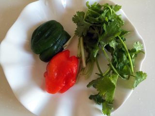 3、凉拌皮蛋,准备配菜（实际上香菜没有用这么多）。