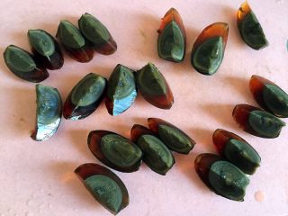 4、凉拌皮蛋,皮蛋切月牙状。