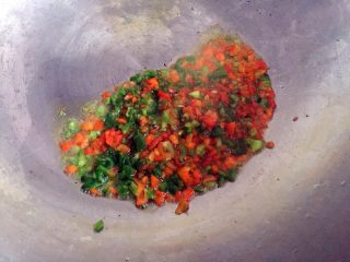 7、凉拌皮蛋,锅内放油烧至五成热后熄火，放入花椒和青椒末炒两下。