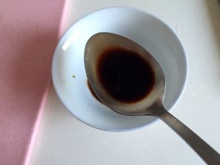 9、凉拌皮蛋,放入半小勺酱油。