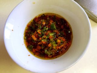 10、凉拌皮蛋,倒入青椒花椒末搅拌均匀。