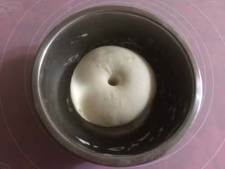 3、彩虹蔬菜馒头沙拉,发至1.5～两倍大。内部出现蜂窝组织即可。