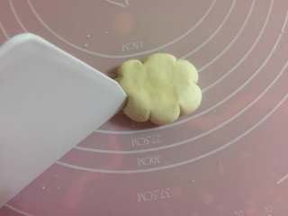 5、彩虹蔬菜馒头沙拉,用刮面板在面团周围往里切进几个小口，整出云朵的样子。