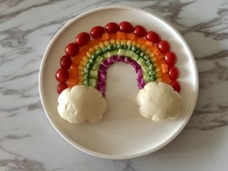 12、彩虹蔬菜馒头沙拉,把蒸好的白云馒头放在彩虹的两端。