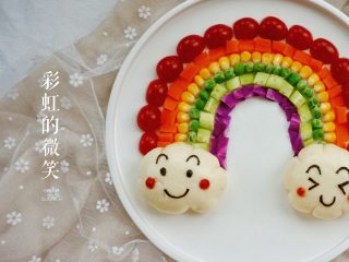 13、彩虹蔬菜馒头沙拉,用海苔剪出白云的表情，用番茄酱点出腮红。