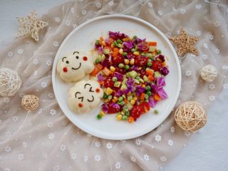 14、彩虹蔬菜馒头沙拉,吃的时候拌上丘比沙拉汁就可以啦，超级美味，馒头蘸沙拉汁味道也不错哦～是焙煎芝麻口味的～