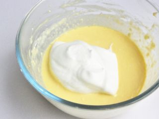 8、轻芝士蛋糕,分次将蛋白霜加入到蛋黄奶酪糊中，切拌均匀。