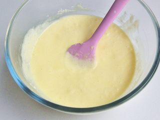 10、轻芝士蛋糕,切拌均匀。