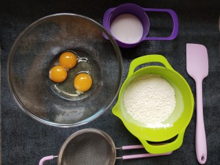 1、童年蛋黄小饼干,准备好所有材料和工具，将一个全蛋和两个蛋黄放入打蛋盆中